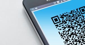 Free High-resolution close-up of a smartphone displaying a QR code on its screen. Stock Photo
